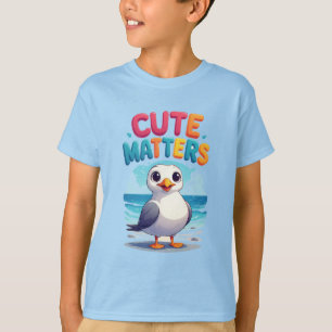Reizvolle Möwe am Strand mit farbenfrohem Text T-Shirt