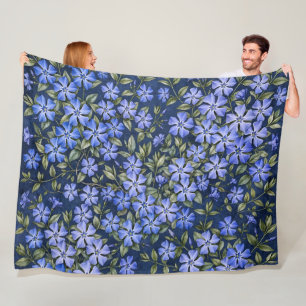 Reizvolle verstreute Immergrün-Blüten in Tiefblau Fleecedecke