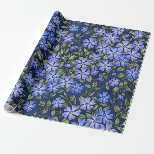 Reizvolle verstreute Immergrün-Blüten in Tiefblau Geschenkpapier