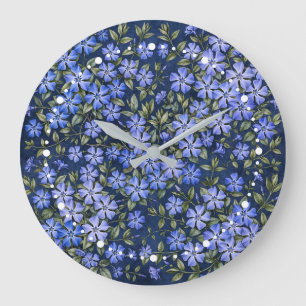 Reizvolle verstreute Immergrün-Blüten in Tiefblau Große Wanduhr