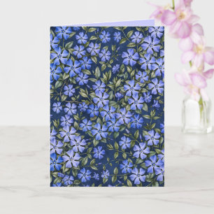 Reizvolle verstreute Immergrün-Blüten in Tiefblau Karte