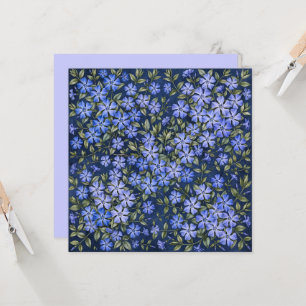 Reizvolle verstreute Immergrün-Blüten in Tiefblau Karte