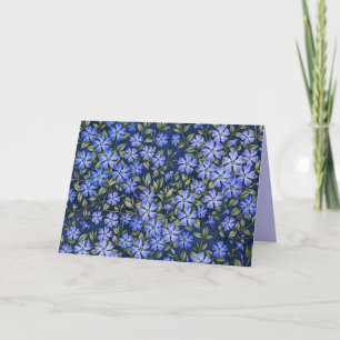 Reizvolle verstreute Immergrün-Blüten in Tiefblau Karte
