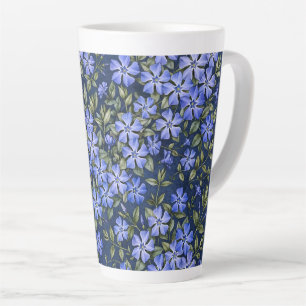 Reizvolle verstreute Immergrün-Blüten in Tiefblau Milchtasse