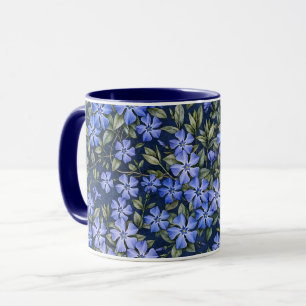 Reizvolle verstreute Immergrün-Blüten in Tiefblau Tasse
