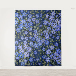 Reizvolle verstreute Immergrün-Blüten in Tiefblau Wandteppich