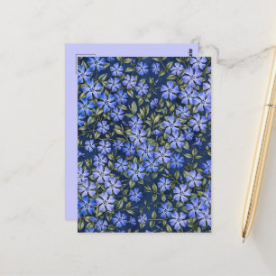 Reizvolle verstreute Immergrün-Blüten in tiefem Bl Postkarte