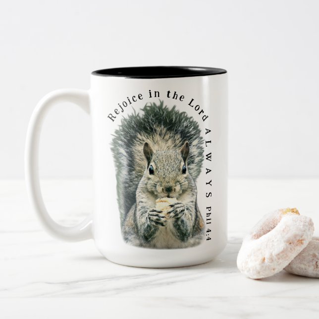 Rejoice in the Lord Always Cute Squirrel Christian Zweifarbige Tasse (Mit Donut)