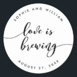 Relax Script-Liebe ist Brewing-Gastgeschenk Hochze Runder Aufkleber<br><div class="desc">Hochzeitsaufkleber mit den Worten "Liebe ist Brewing" in einem entspannenden kursiven Drehbuch in schwarz auf weißem Hintergrund. Personalisieren Sie es, indem Sie den Platzhalter-Text ersetzen. Für weitere Optionen, wie zum Beispiel den Schriftart zu ändern und ihn zu verändern, erweitern Sie die /Contract-Kurve oder den Abstand zwischen den Buchstaben, klicken Sie...</div>