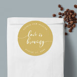 Relax Script-Liebe ist das Brennen von benutzerdef Runder Aufkleber<br><div class="desc">Hochzeitsaufkleber mit den Worten "Liebe ist Brewing" in einem entspannenden kursiven Skript in Weiß vor einer bearbeitbaren Hintergrundfarbe (klicken Sie auf Anpassen, um darauf zuzugreifen). Personalisieren Sie es, indem Sie den Platzhalter-Text ersetzen. Für weitere Optionen, wie zum Beispiel den Schriftart zu ändern und ihn zu verändern, erweitern Sie die /Contract-Kurve...</div>