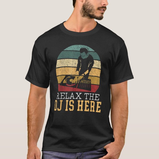 Relax The DJ Is Here Deejay Disc Jockey Retro Vint T-Shirt (Vorderseite)