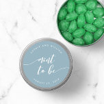 Relaxen Sie die Skriptminte, um eine bearbeitbare  Runder Aufkleber<br><div class="desc">Hochzeitsaufkleber mit den Worten "mint to be" in einem entspannenden kursiven Skript in weiß vor einer bearbeitbaren Hintergrundfarbe (klicken Sie auf Anpassen, um zu erreichen). Personalisieren Sie es, indem Sie den Platzhalter-Text ersetzen. Für weitere Optionen, wie zum Beispiel den Schriftart zu ändern und ihn zu verändern, erweitern Sie die /Contract-Kurve...</div>