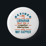 Remüde Librarian Funny Retirement Happier Button<br><div class="desc">Dieses lustige,  pensionierte Bibliothekar-Design sagt: "Ruheständischer Bibliothekar wie ein normaler Bibliothekar ist nur viel glücklicher." Nimm dir einen für einen pensionierten Bibliothekar oder Bibliotheksarbeiter.</div>