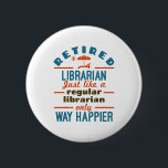 Remüde Librarian Funny Retirement Happier Button<br><div class="desc">Dieses lustige,  pensionierte Bibliothekar-Design sagt: "Ruheständischer Bibliothekar wie ein normaler Bibliothekar ist nur viel glücklicher." Nimm dir einen für einen pensionierten Bibliothekar oder Bibliotheksarbeiter.</div>