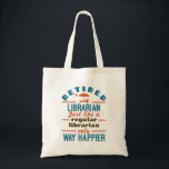 Remüde Librarian Funny Retirement Happier Tragetasche<br><div class="desc">Dieses lustige,  pensionierte Bibliothekar-Design sagt: "Ruheständischer Bibliothekar wie ein normaler Bibliothekar ist nur viel glücklicher." Nimm dir einen für einen pensionierten Bibliothekar oder Bibliotheksarbeiter.</div>