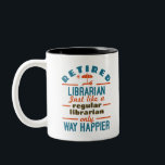 Remüde Librarian Funny Retirement Happier Zweifarbige Tasse<br><div class="desc">Dieses lustige,  pensionierte Bibliothekar-Design sagt: "Ruheständischer Bibliothekar wie ein normaler Bibliothekar ist nur viel glücklicher." Nimm dir einen für einen pensionierten Bibliothekar oder Bibliotheksarbeiter.</div>