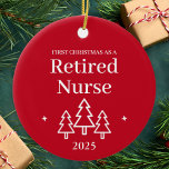 Remüde Nurse Red Christmas Ornament<br><div class="desc">Erste Weihnachten als Krankenschwester roten Ornament. Elegantes Porzellan Keramik Urlaubsstil mit Weihnachtsbäumen und Sternen.</div>