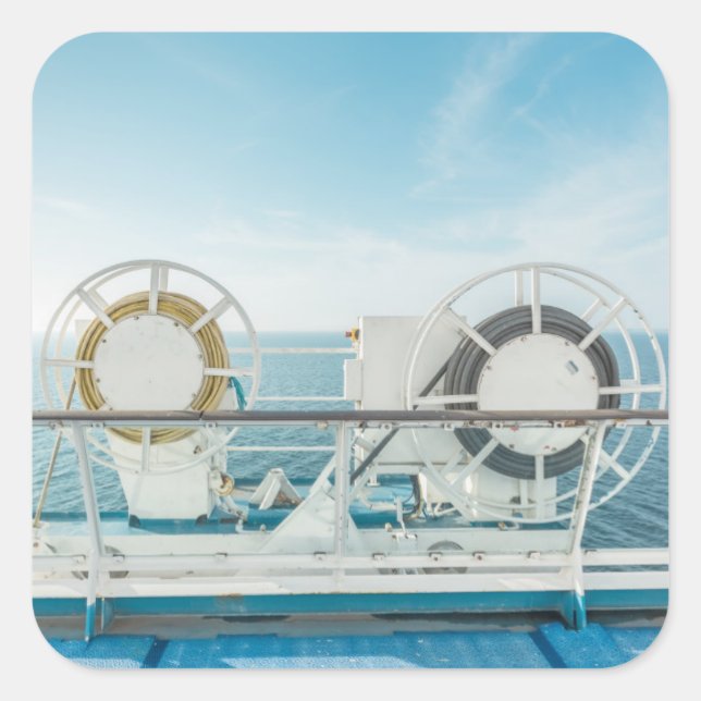 Rennen eines Kreuzfahrtschiffs Quadratischer Aufkleber (Vorderseite)