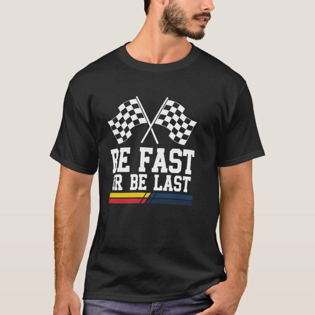 Rennflagge Sei schnell oder sei Letzter Rennwagen  T-Shirt (Vorderseite)
