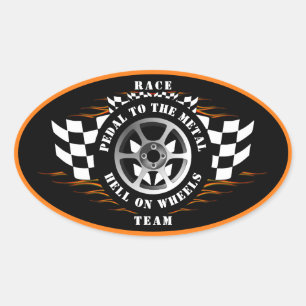 Rennsport-Autos Rennflagge Flammen Helm   Ovaler Aufkleber