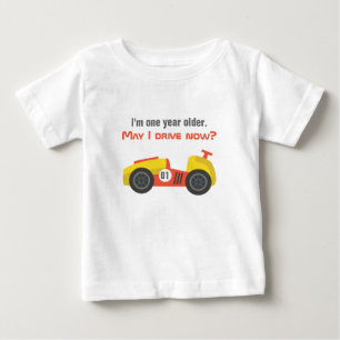 Rennwagen, Geburtstagsjunge, Alt genug zu fahren Baby T-shirt