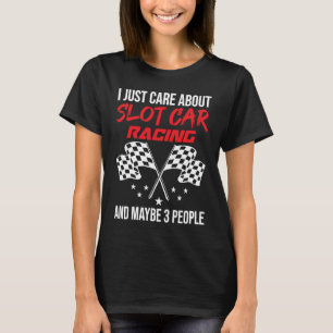 Rennwagen und 3 Personen T-Shirt