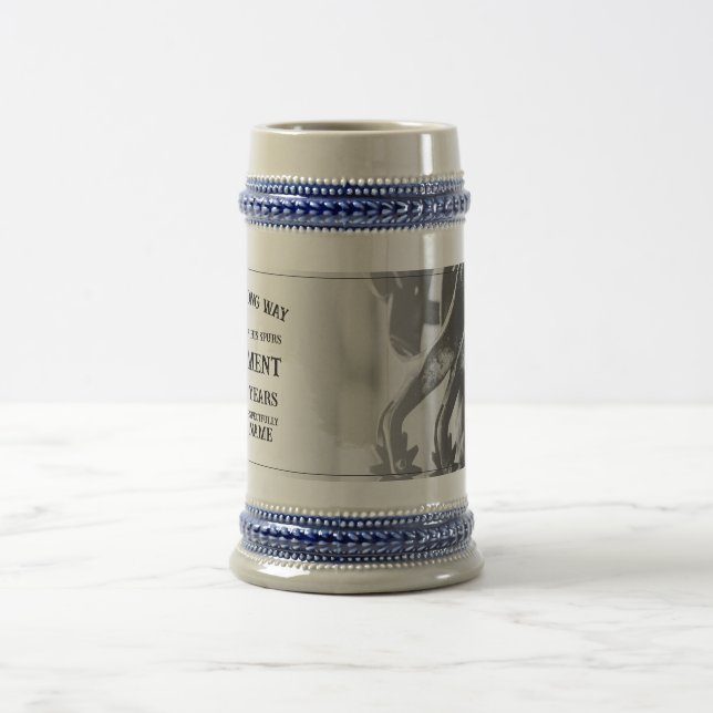 Rentenankündigung mit alten Spulen Bierglas (Mittel)