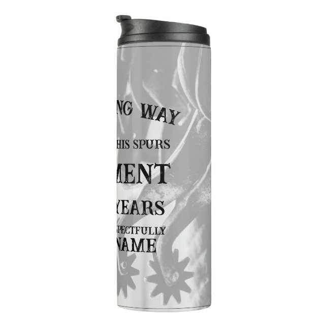 Rentenankündigung mit alten Spulen Thermosbecher (Nach rechts gedreht)