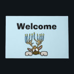 Rentier mit Menorah Antlers Chrismukkah Doormat Fußmatte<br><div class="desc">Wie lustig ist es,  Ihre Gäste willkommen zu heißen! Diese Türmchen zeigen meine jüdischen Rentiere,  deren Geweihe wie eine Menorah sind. Der Text kann entfernt oder geändert werden. Und Sie können auch die Hintergrundfarbe ändern. Designed by Sheila Cicchi,  Brownielocks.com. Alle Rechte vorbehalten.</div>