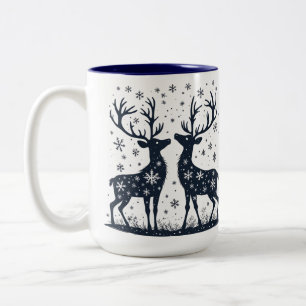 Rentier-Silhouetten unter fallendem Weihnachtsschn Zweifarbige Tasse
