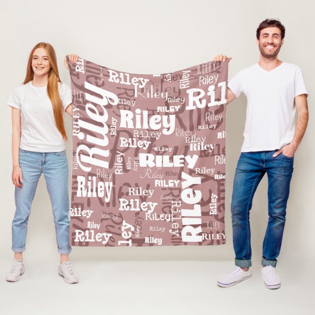  Repeating Name Pattern Dusty Rose White Fleecedecke (Beispiel)