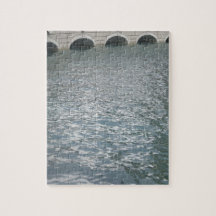 Replik-Vintages europäisches Gebäude um Kanäle