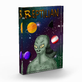 Reptilische Alien mit dem Weltraum Fotoblock