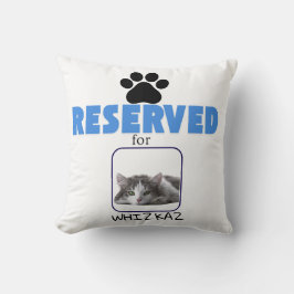 "Reserviert für [Name des Begleiters]" mit schwarz Kissen