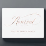 Reserviert | Imitate Rose Gold Verzierte Script Ho Fotoplatte<br><div class="desc">Diese elegante Plakette sagt "reserviert" in eleganten,  Wirblen Imitaten Rose Gold sehen Kalligraphie und hat einen Platz,  um einen Namen hinzuzufügen. Das perfekte vorbehaltene Zeichen für Ihre elegante,  schlichte Hochzeit.</div>