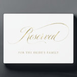 Reserviert | Imitate Verzierte Script Hochzeit Fotoplatte<br><div class="desc">Diese elegante Plakette sagt "reserviert" in eleganten,  Wirblen Imitaten Gold aussehen Kalligraphie und hat einen Platz,  um einen Namen hinzuzufügen. Das perfekte vorbehaltene Zeichen für Ihre elegante,  schlichte Hochzeit.</div>