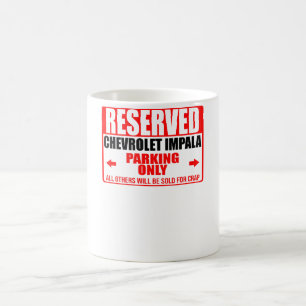 Reservierter Chevrolet Impala Parkplatz nur für an Kaffeetasse