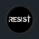 Resist<br><div class="desc">Schließen Sie sich dem Widerstand gegen die aktuelle Regierung mit diesen Protestknöpfen in weißem Schrift auf schwarz schreiben. Verlangen Sie, dass Ihre Stimme gehört wird. Rufen Sie Ihren Kongressabgeordneten, März für gleiche Rechte, und hören Sie nicht auf zu glauben, dass Fortschritt und Hoffnung sich durchsetzen werden.</div>