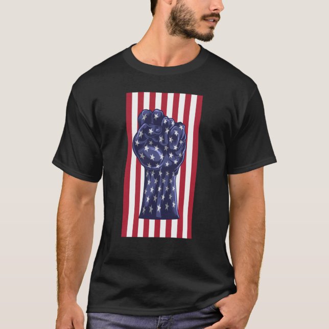 Resist Fist American Flag Activism Rise Up T-Shirt (Vorderseite)