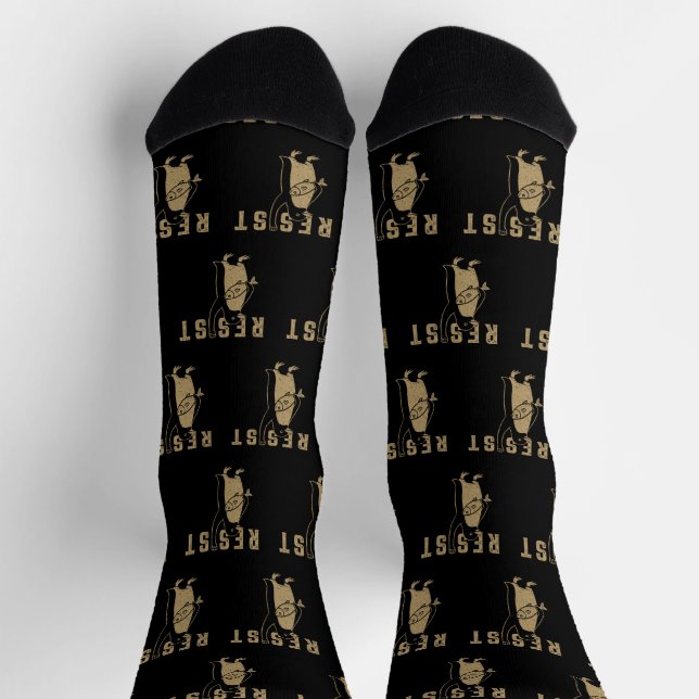 Resist Penguin Activism Graphic Design Vintag Socken (Oben)