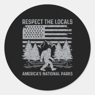 Respektiere die Einheimischen Bigfoot-Shirt Nation Runder Aufkleber