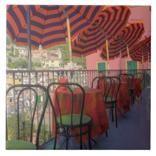 Restaurant in der hügeligen Stadt Vernazza, Cinqu Fliese