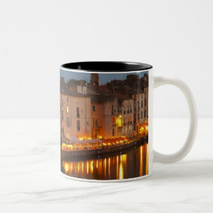 Restaurants entlang dem Fluss l'Herault. L'Herault Zweifarbige Tasse