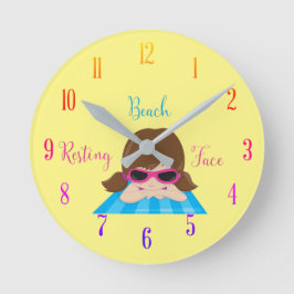 Resting Beach Face Girl on Beachtowel Runde Wanduhr