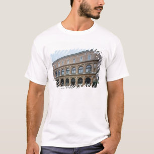 Restlicher Flügel eines Klosters, jetzt die T-Shirt