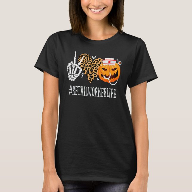 Retail Worker Peace Liebe Pumpkin Funny Halloween  T-Shirt (Vorderseite)