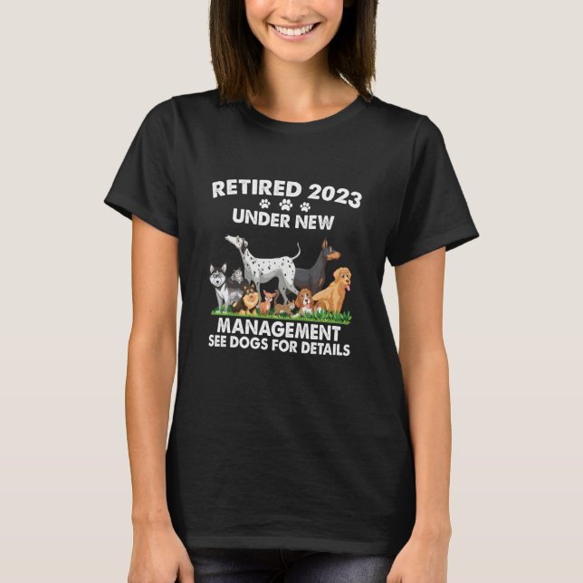 Retired 2023 Under New Management See Dogs For Det T-Shirt (Vorderseite)