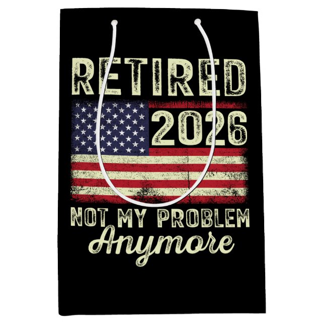 Retired 2026 Not My Problem Anymore Mittlere Geschenktüte (Vorderseite)