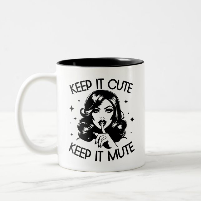 Retro 1950er Glam Girl Funny Sarcastic Zitat Zweifarbige Tasse (Links)