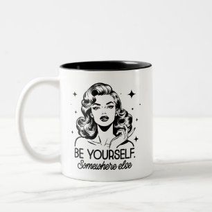 Retro 1950er Glamour-Girl lustiger sarkastischer S Zweifarbige Tasse